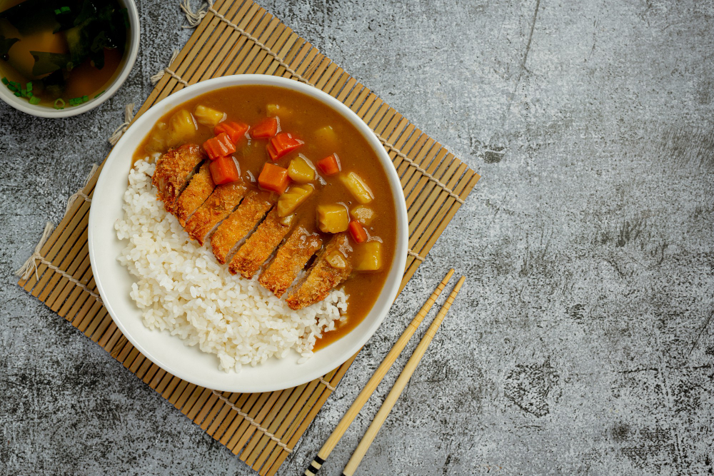 MENGGUGAH SELERA: Chicken katsu curry, menu populer yang selalu jadi incaran di restoran Jepang.