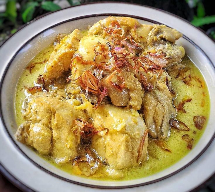 GURIH: Semangkuk opor hangat dengan kuah santan kental siap jadi teman makan di tiga warung khas Malang ini
