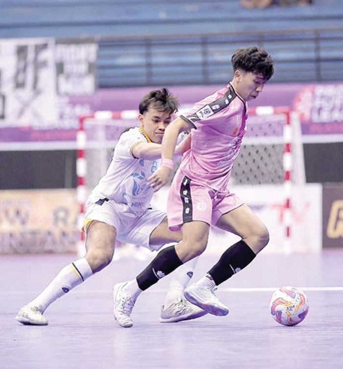 BANYAK BERTANDING: Flank Unggul FC Malang Achmad Vicky Irawan (kanan) berusaha lepas dari penjagaan pemain Fafage Banua dalam laga PFL 2024/2025 lalu.