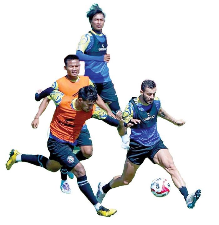 TERMOTIVASI: Winger Arema FC Ian Puleio (kanan) berusaha lepas dari penjagaan rekannya dalam sesi latihan di Stadion Kanjuruhan pada 20 Agustus lalu.