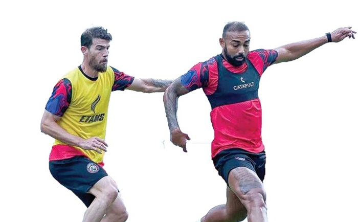 ADAPTASI LANCAR: Center back Arema FC Luiz Gustavo (kiri) mengawal ketat Dalberto Luan Belo dalam sesi latihan di Stadion Gajayana, 19 Agustus lalu.