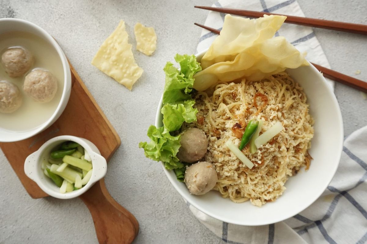 LEZAT: Cwie Mie, olahan mi ayam berciri khas dengan tekstur mie kecil lembut, kuah gurih, topping ayam suwir, serta pelengkap berupa pangsit renyah.