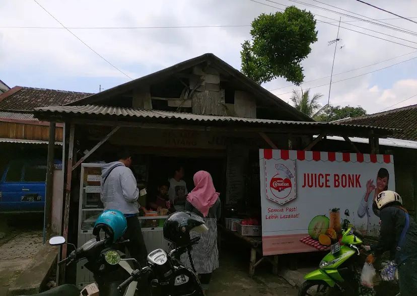 Penjual cilok dengan aneka bumbu dipadukan jus segar, jajanan yang digemari semua kalangan.