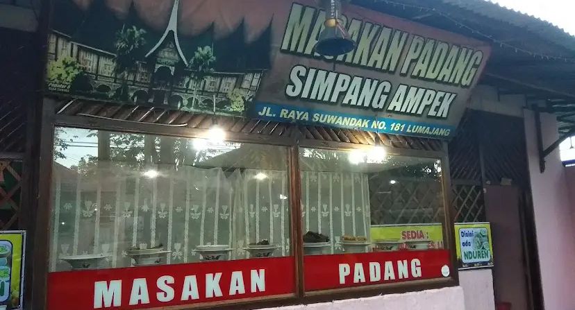 Nasi Padang dengan lauk beragam tersaji di rumah makan populer Lumajang, selalu jadi favorit warga.
