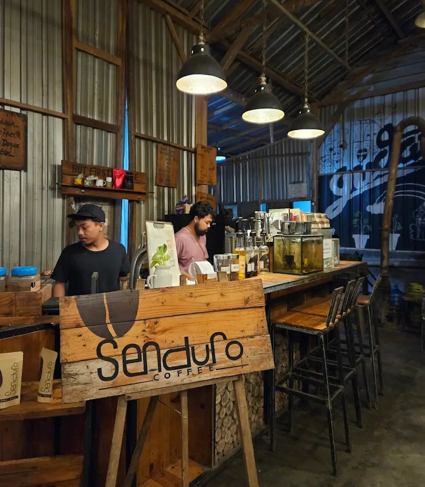 Suasana kafe di Senduro yang nyaman untuk berkumpul, lengkap dengan menu kopi dan camilan favorit.