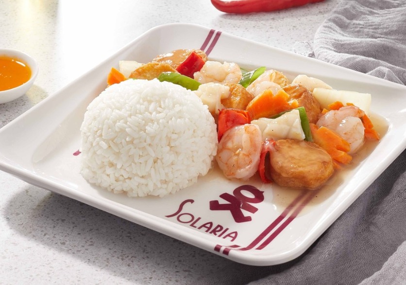 COMFORT FOOD: Perpaduan tofu lembut, kuah hangat, serta campuran sayuran dan lauk yang bikin nagih.
