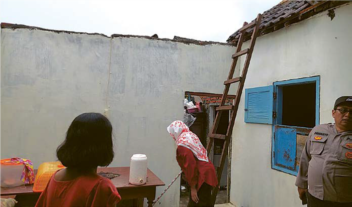 KORBAN BENCANA: Atap rumah warga Desa Klampok, Kecamatan Singosari tersapu angin kencang.