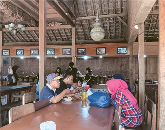 WAJIB PAJAK: Rumah makan di Desa Mulyoagung, Kecamatan Dau turut andil dalam peningkatan Pendapatan Asli Daerah (PAD) Kabupaten Malang kemarin (21/8).