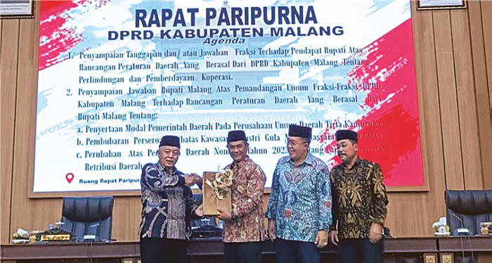 RAPAT PARIPURNA: Penyerahan simbolis jawaban raperda dari Bupati Malang H M. Sanusi kepada Ketua DPRD Kabupaten Malang Darmadi kemarin (21/8)