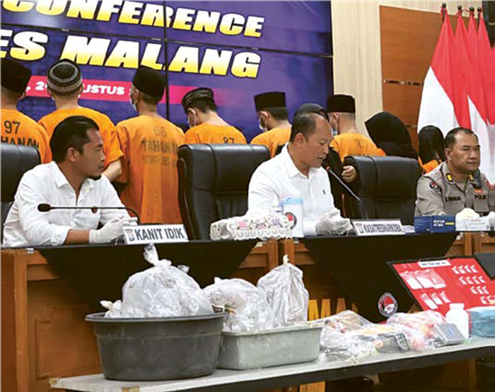 DIAMANKAN: Polisi membeber barang bukti ganja dan sabu-sabu di Mapolres Malang, Rabu lalu (20/8).