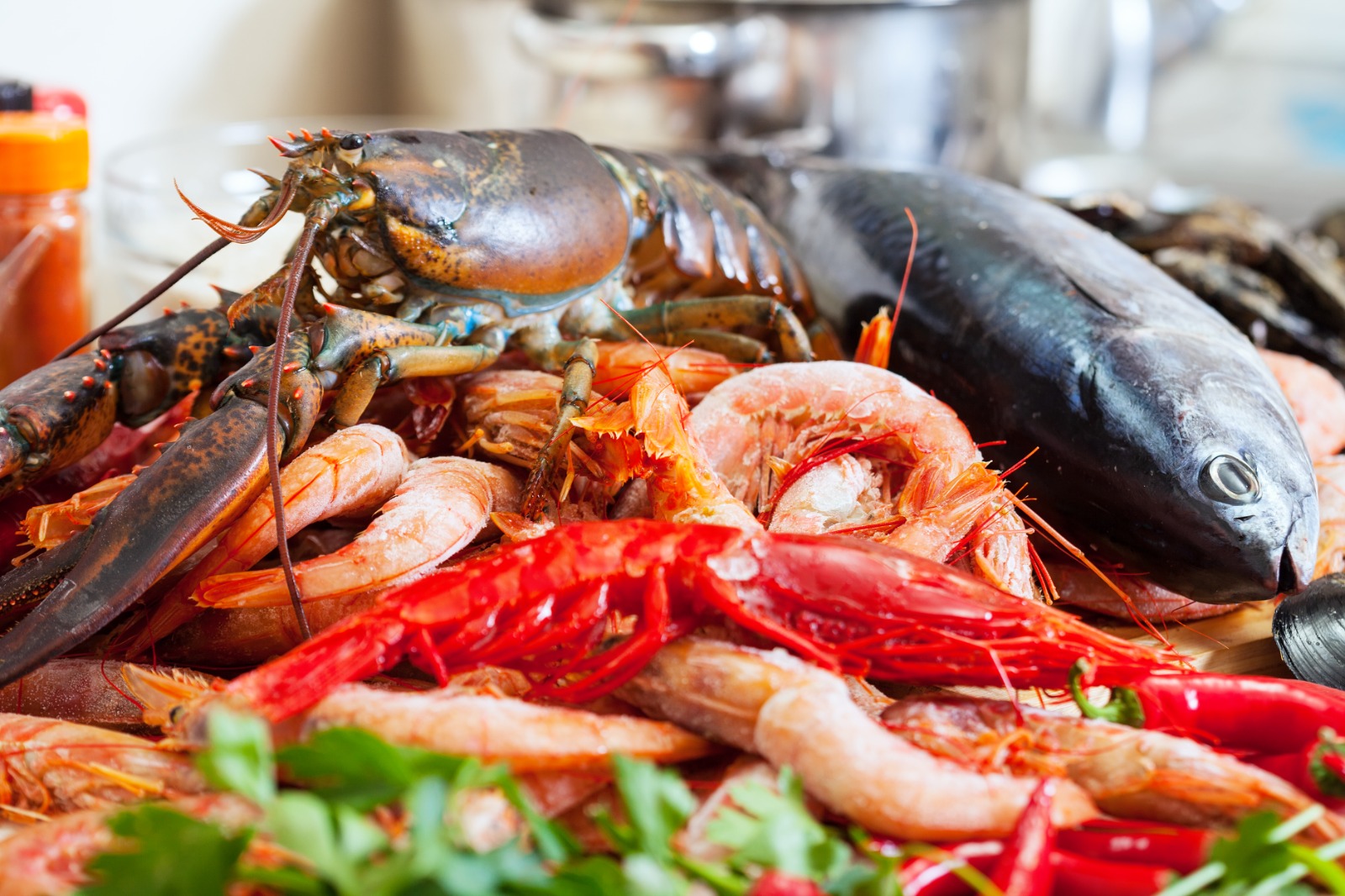 NIKMAT: Menikmati aneka ragam seafood di Pantai Balekambang.