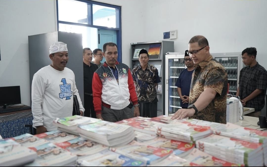 MONITORING : Kunjungan Keadispenprov Jatim Dr Aries Agung Paewai SSTP MM (kanan) didampingi Kepala Sekolah Ainun Huda MPd (kiri) di SMKN 1 Gedangan.
