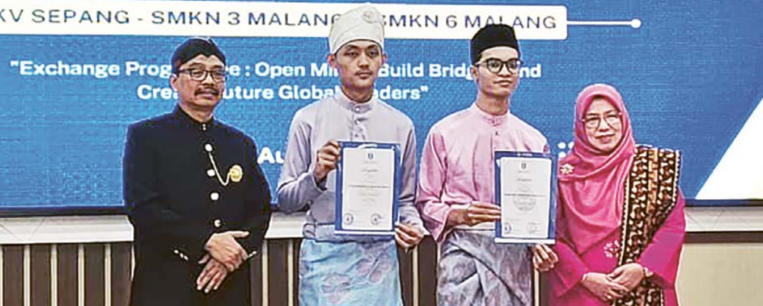 SEKOLAH BERWAWASAN GLOBAL: Kepala SMKN 6 Malang Drs Mohammad Taufik MPd (kiri) memberi cenderamata kepada siswa Sepang Vocational College Malaysia dalam acara farewell and closing ceremony student exc