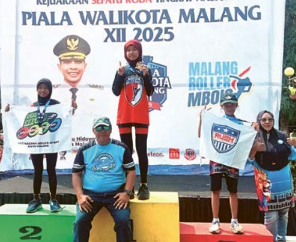 BERPRESTASI: Siswi SD Muhammadiyah 3 Assalaam Alesha Naima Putri Wibowo (kiri) naik podium setelah menjadi juara dua Kejurnas Sepatu Roda Piala Wali Kota Malang.