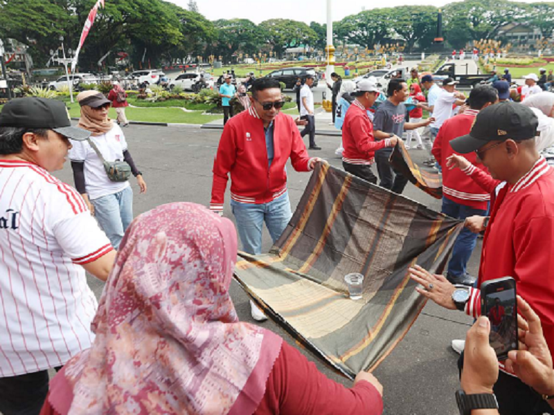 NOSTALGIA ZAMAN DULU: Wali Kota Malang Wahyu Hidayat ambil bagian dalam lomba Agustusan di depan Balai Kota Malang, kemarin (22/8).