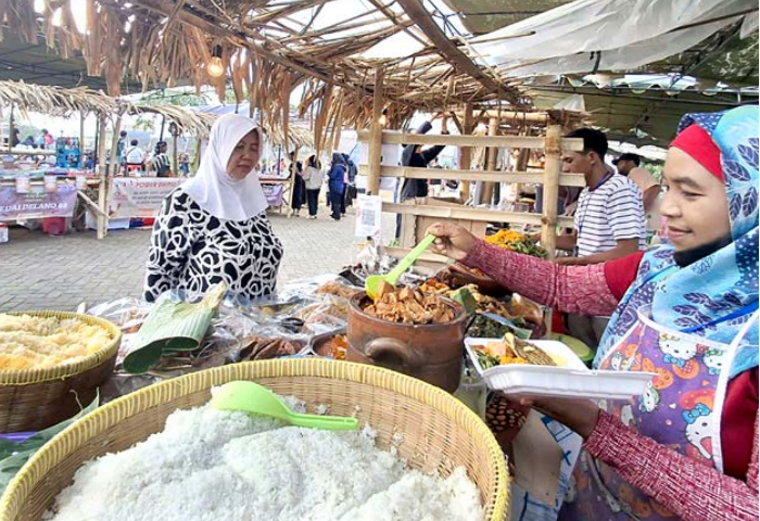 TAHUN PERTAMA: Banyak stan bazar di Pesta Rakjat BTU Tempo Doeloe yang menyediakan varian makanan zaman dulu.