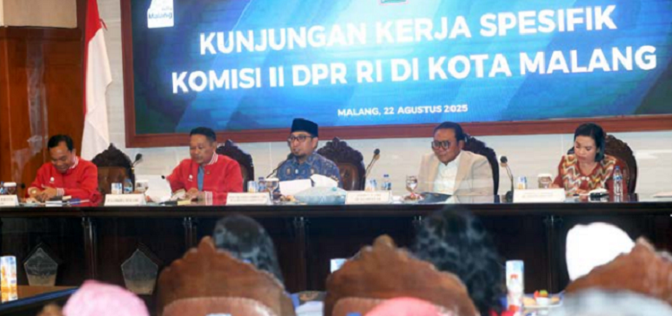 DISKUSI: Wali Kota Malang Wahyu Hidayat (dua dari kiri) dan Wakil Wali Kota Malang Ali Muthohirin (kiri) menyambut kunjungan dari anggota Komisi II DPR RI di Balai Kota, kemarin