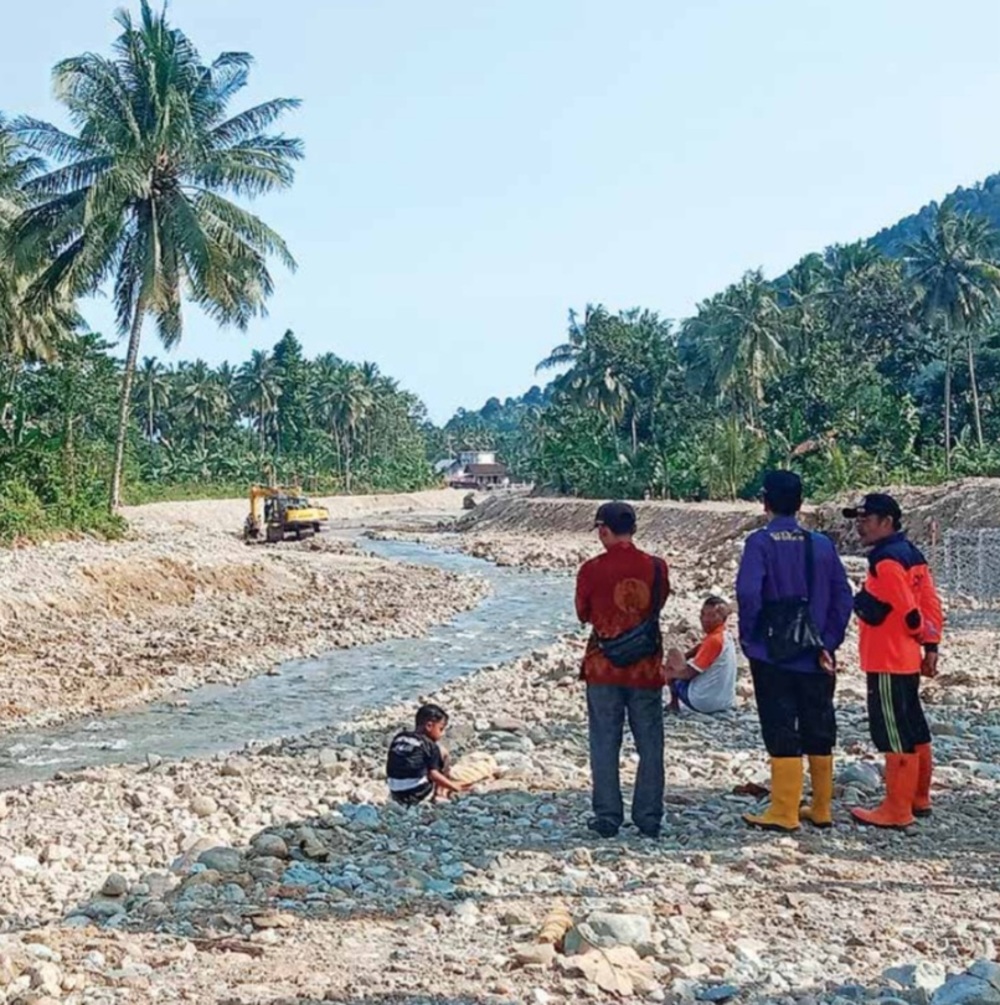 CEGAH BANJIR: Pendangkalan di Sungai Sat, Desa Purwodadi, Kecamatan Tirtoyudo sudah tertanggulangi setelah dilakukan pengerukan menggunakan dua unit ekskavator kemarin.