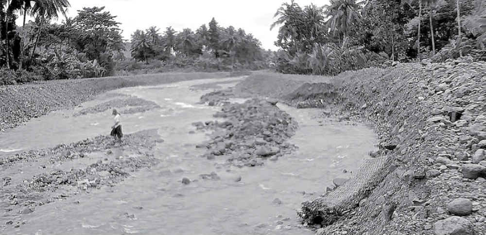 DIKEBUT: Petugas dari BBWS Kemen-PU dan BPBD Kabupaten Malang memantau proses pengerukan sungai kemarin.