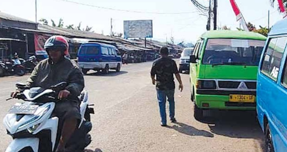 TRANSPORTASI UMUM: Deretan angdes jurusan Gadang-Karangkates mangkal di area Pasar Induk Gadang (PIG), Kota Malang kemarin. Mereka terdampak jika Trans Jatim beroperasi di Bumi Arema.