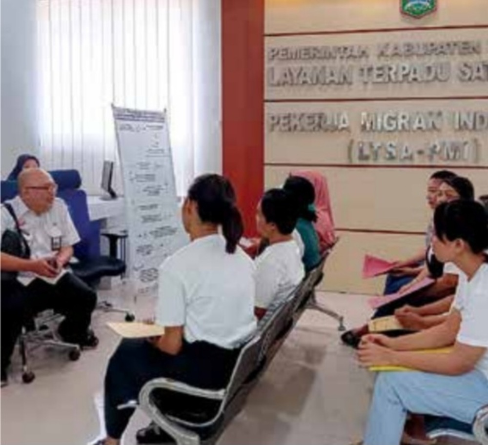 SUMBANG DEVISA: Calon Pekerja Migran Indonesia (PMI) berkonsultasi di Layanan Terpadu Satu Atap (LTSA) Disnaker Kabupaten Malang.