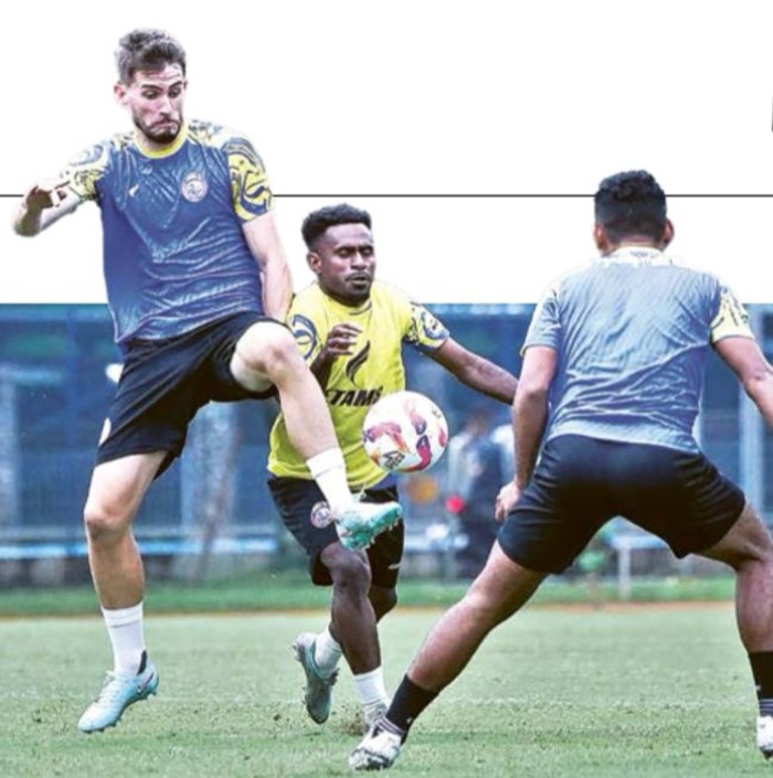HARUS BERSABAR: Odivan Koerich (kiri) berusaha merebut bola dalam sesi latihan bersama Arema FC beberapa waktu lalu.