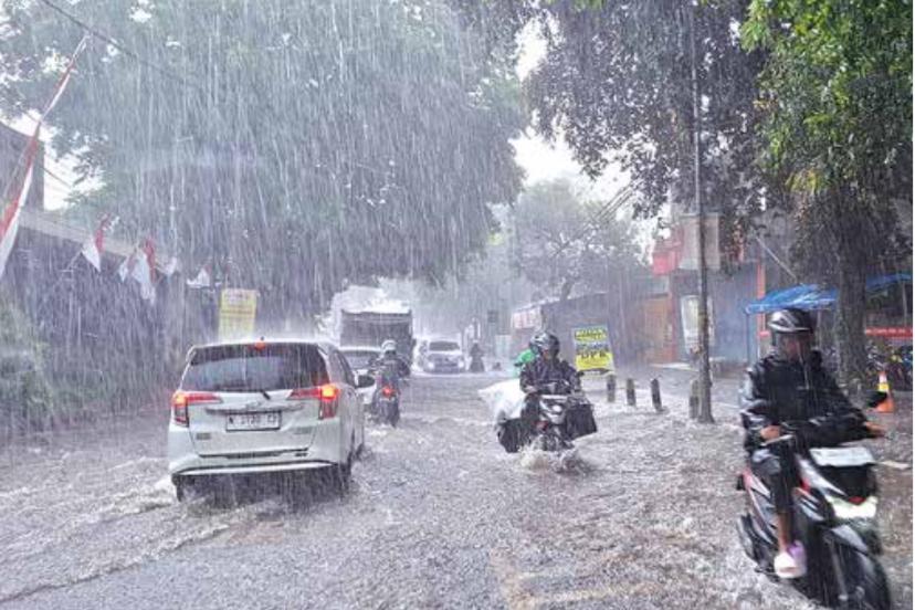 CUACA TAK MENENTU: Hujan deras mengguyur pengendara yang melintasi Jalan Ahmad Yani, Desa Ngadilangkung, Kecamatan Kepanjen, beberapa waktu lalu.