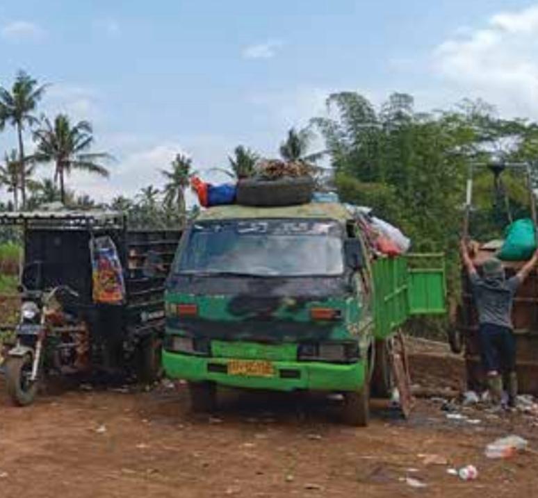 ANGKUT SAMPAH: Armada milik DLH Kabupaten Malang memasukkan sampah di TPA Talangagung, Kepanjen kemarin.