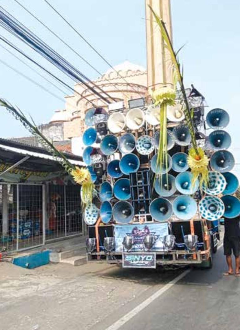 KREATIF: Iring-iringan karnaval melintasi Jalan Raya Karangploso, beberapa waktu lalu. Guna menghindari polemik sound horeg, warga menyiasati menggunakan toa sebagai pengeras suara