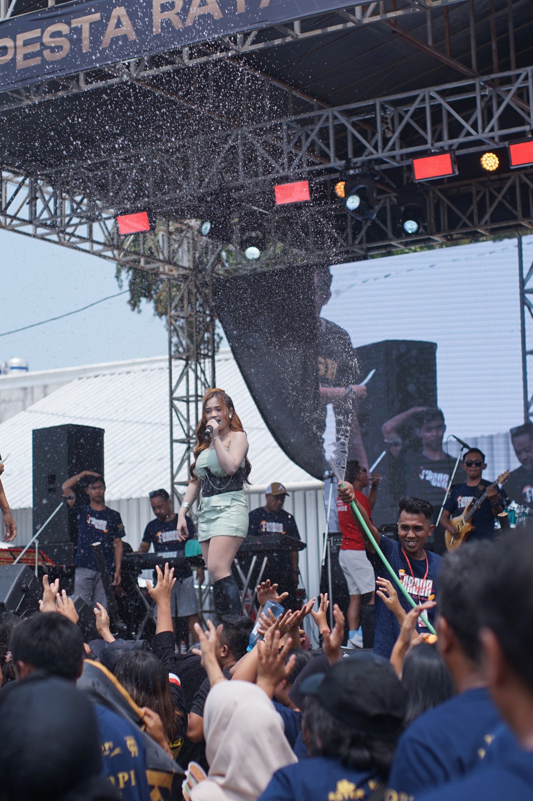MENGHIBUR: Penampilan pedangdut Jawa Timur Ajeng Febria.