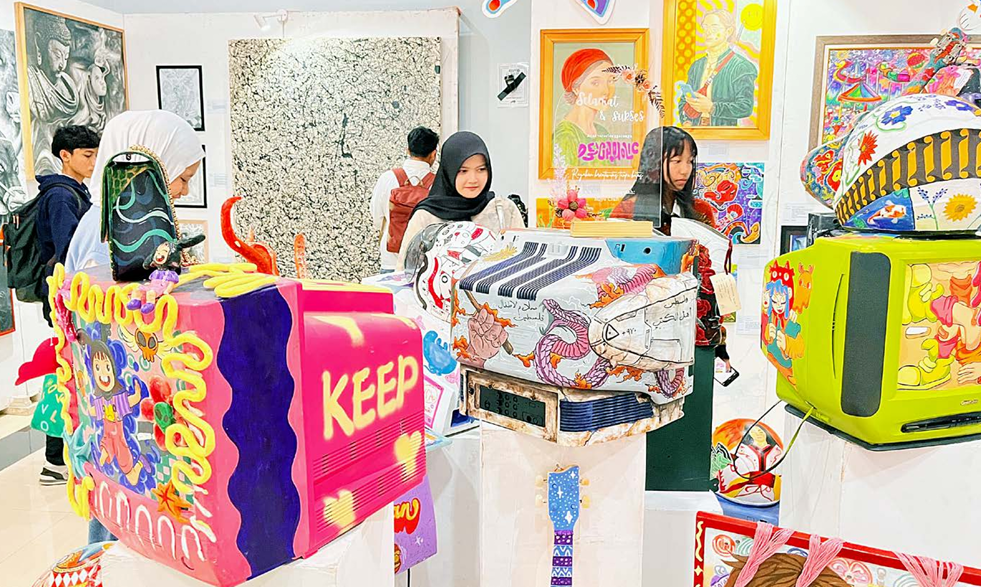 MAINKAN WARNA CERAH: Pameran bertajuk Designoholic Special Edition digelar di Graha Tumapel, Kelurahan Kiduldalem, Klojen sejak 21 Agustus lalu. Pameran itu Bakal dibuka hingga 3 September mendatang.