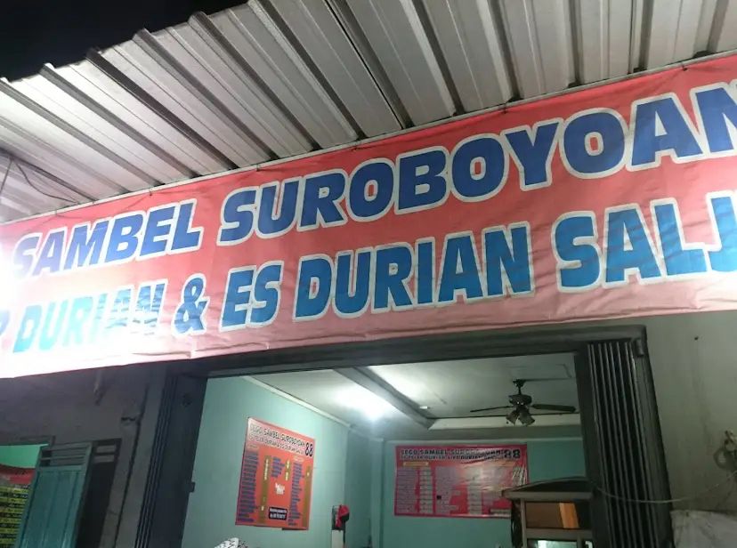 Wisatawan menikmati sajian pedas di salah satu tempat makan populer di Kota Batu, pilihan pas untuk pengisi perut saat studi tour.