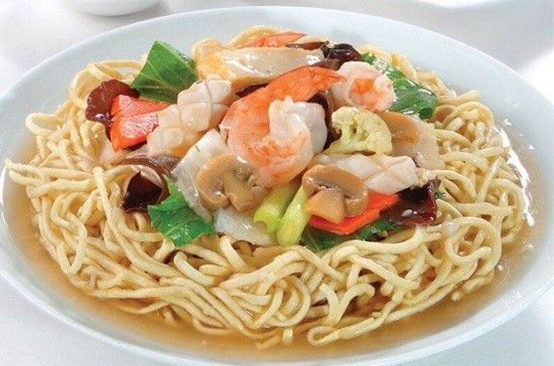 PUASKAN SELERA: I Fu Mie, Mi kering renyah yang disiram kuah gurih berisikan sayur dan seafood.