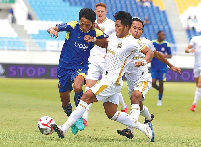 ABSEN BERLAGA: Achmad Maulana Syarif (kiri) berusaha melewati pemain Bhayangkara Presisi Lampung FC dalam laga BRI Super League pekan ke-3, 22 Agustus lalu.