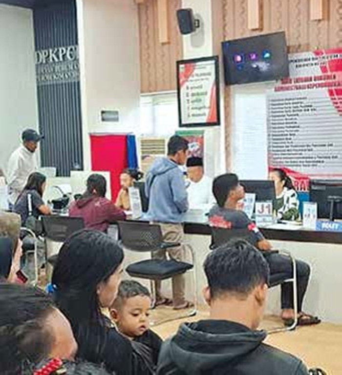 MENGUBAH STATUS AGAMA: Penampakan antrean masyarakat di Dispendukcapil Kabupaten Malang beberapa waktu lalu.