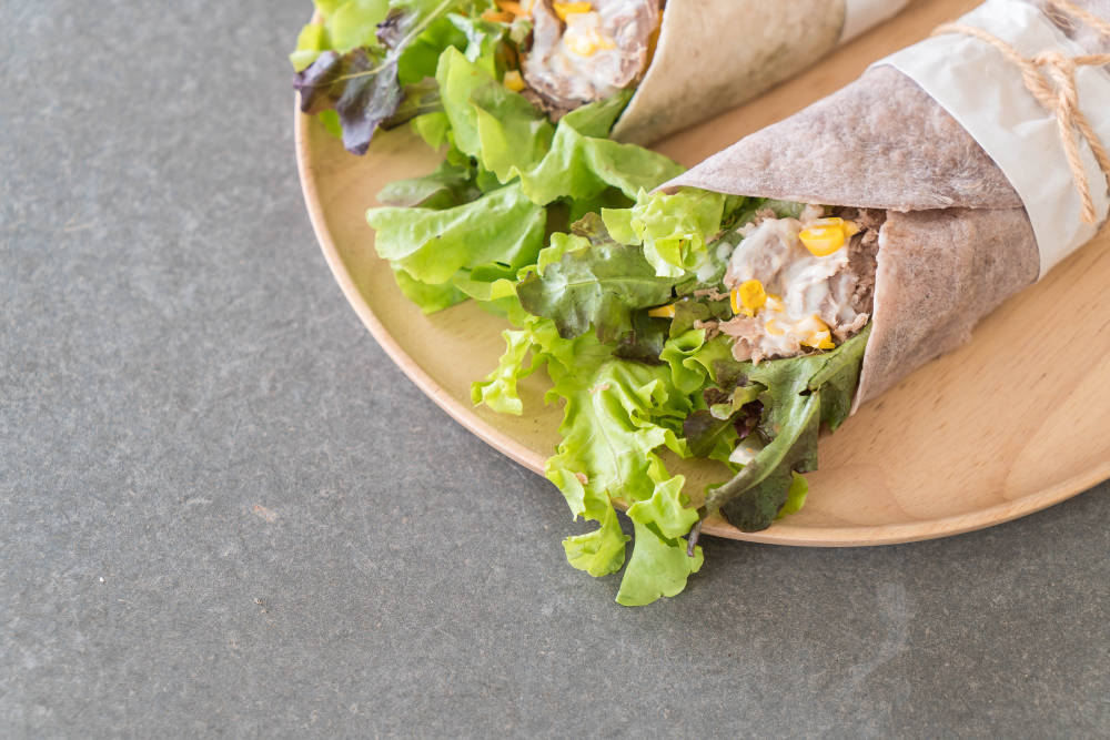 CAMILAN MENYEHATKAN: Salad wrap dengan kombinasi ayam panggang rendah minyak, sayuran segar, smoked beef, serta dressing creamy yang gurih.