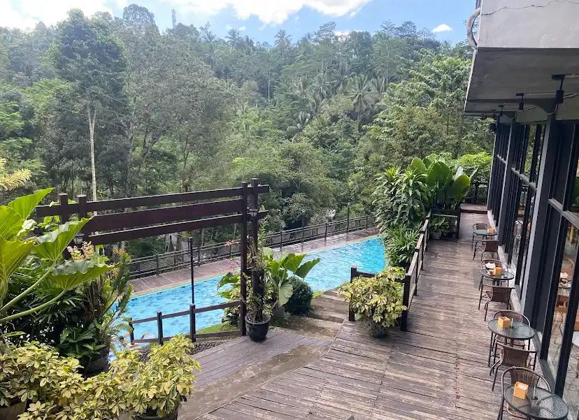 Wisatawan menikmati kuliner di sekitar Pura Senduro, jadi pilihan tepat setelah berziarah.