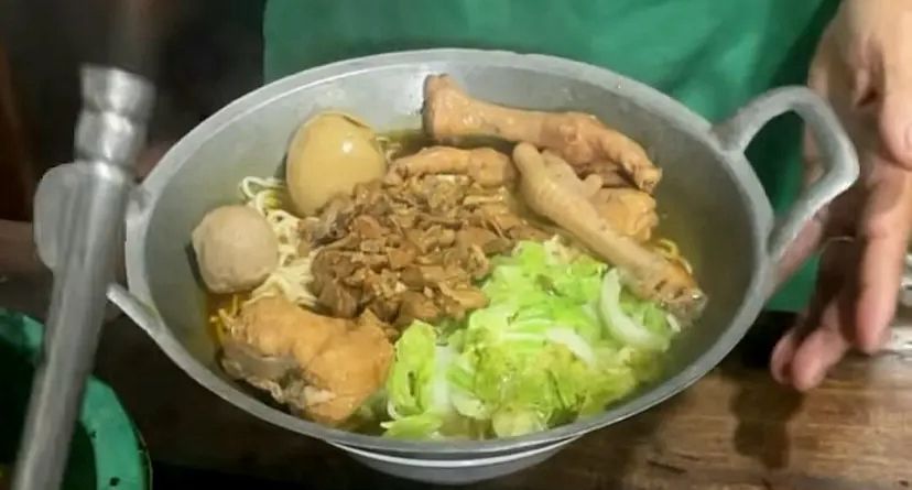 Semangkuk mi ayam khas Senduro yang hangat, nikmat disantap saat udara dingin kaki Gunung Semeru.