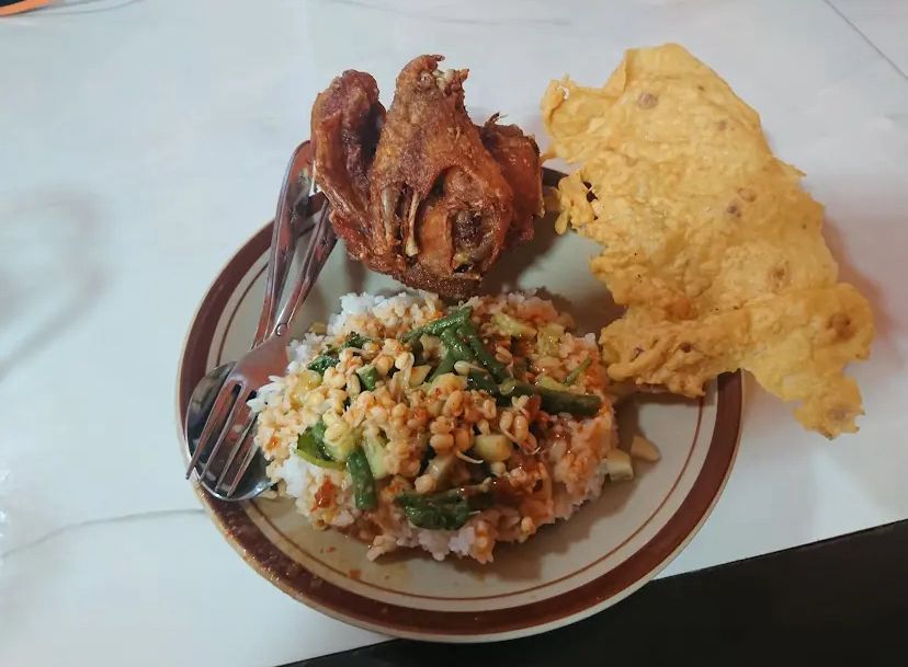 Seporsi pecel Senduro dengan lauk lengkap, jadi pilihan kuliner murah meriah khas lereng Semeru.