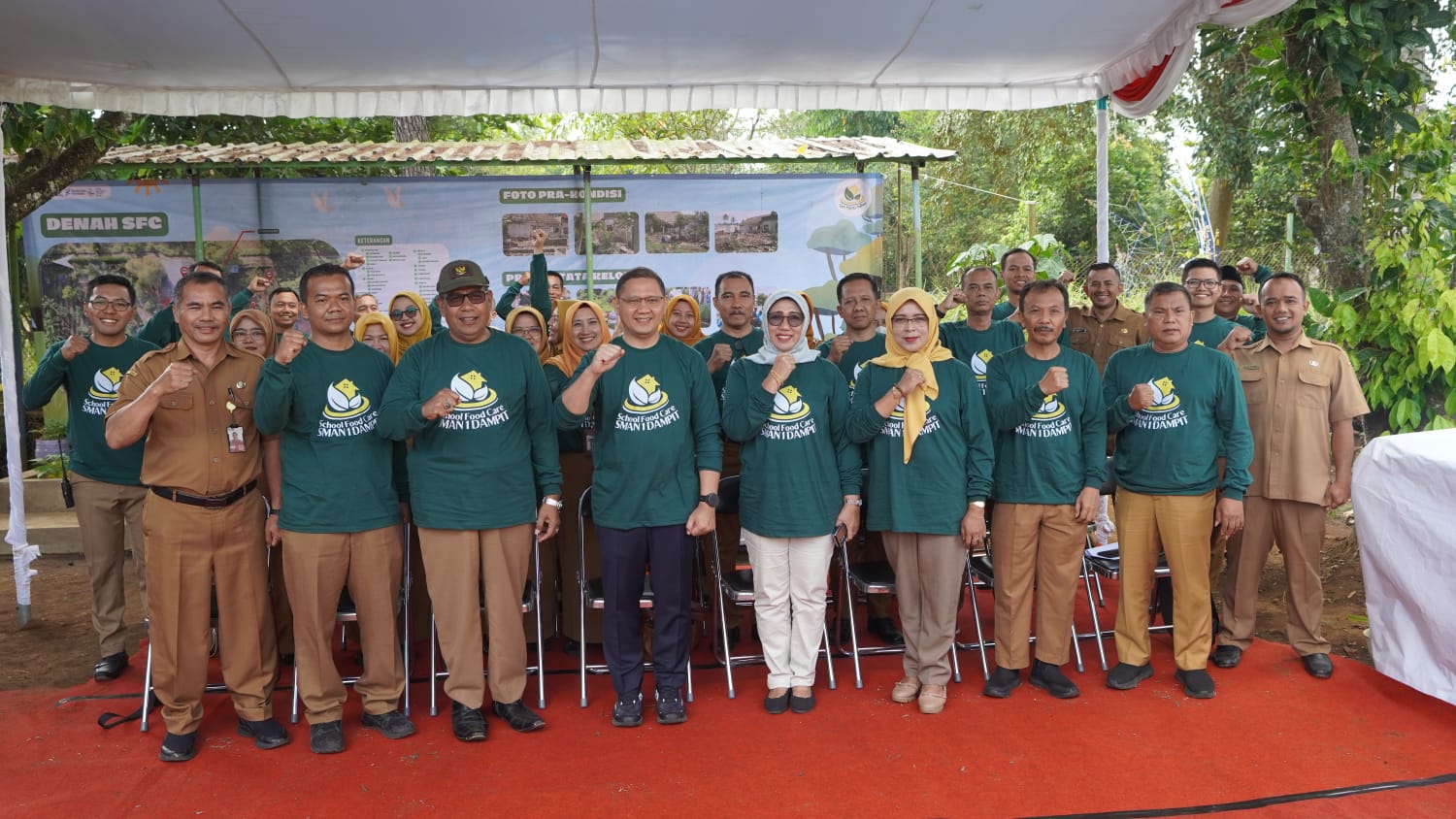 JATIM KUAT : Kadispenprov Jatim Dr Aries Agung Paewai SSTP MM (empat dari kiri) bersama para undangan meresmikan School Food Care (SFC) di SMAN 1 Dampit, Senin (25/8).