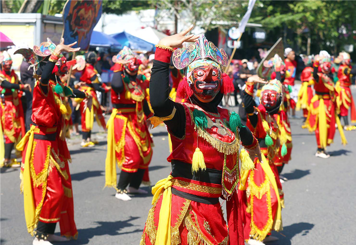 LESTARIKAN BUDAYA: Peserta yang mengenakan kostum topeng Malangan mengawali start karnaval di Jalan Bondowoso, Kelurahan Gadingkasri, Kota Malang kemarin (24/8).