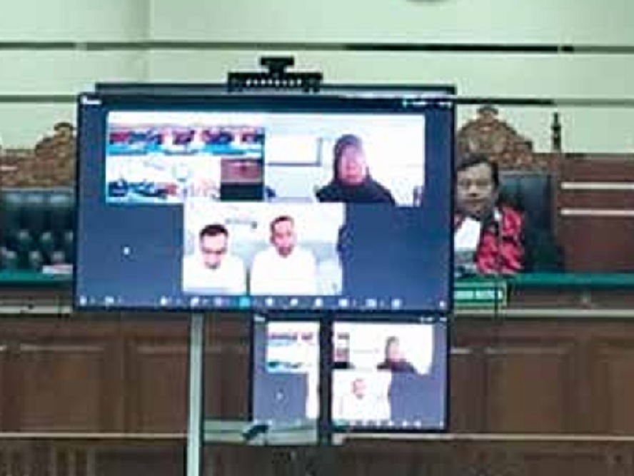 TERJERAT KREDIT FIKTIF: Terdakwa kasus dugaan korupsi di bank plat merah di Kepanjen menjalani sidang di PN Tipikor) Surabaya secara daring, Kamis lalu (21/8).