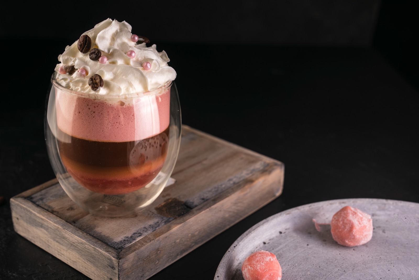 MANIS: Menikmati manisnya red velvet dengan rasa seperti kue.