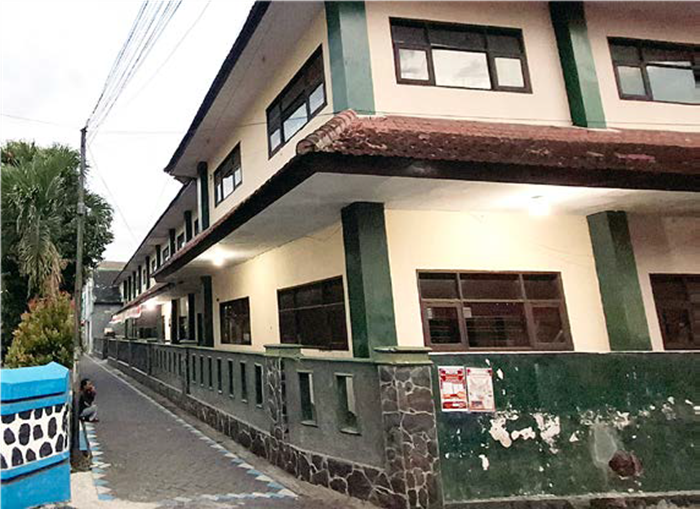 DULU DAN KINI: gedung SMP Islam Kepanjen berdiri di bekas bangunan Stasiun Trem Kepanjen.