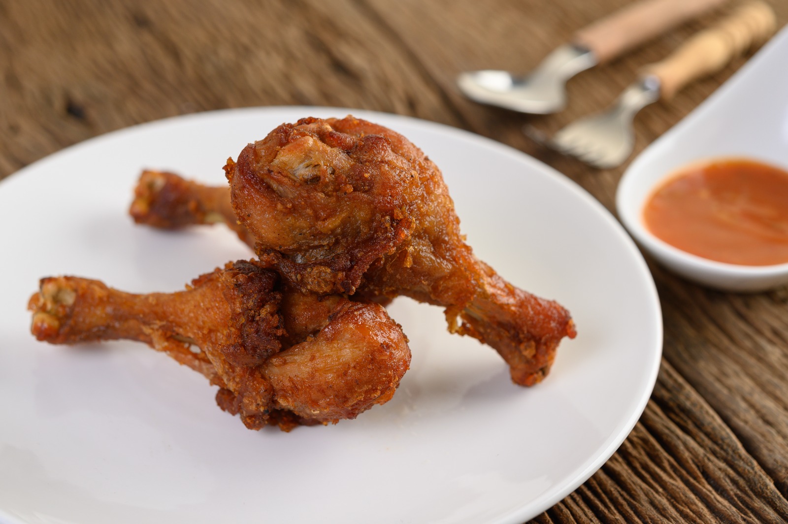 GURIH: Menikmati sensasi renyah ayam goreng yang menggugah selera.
