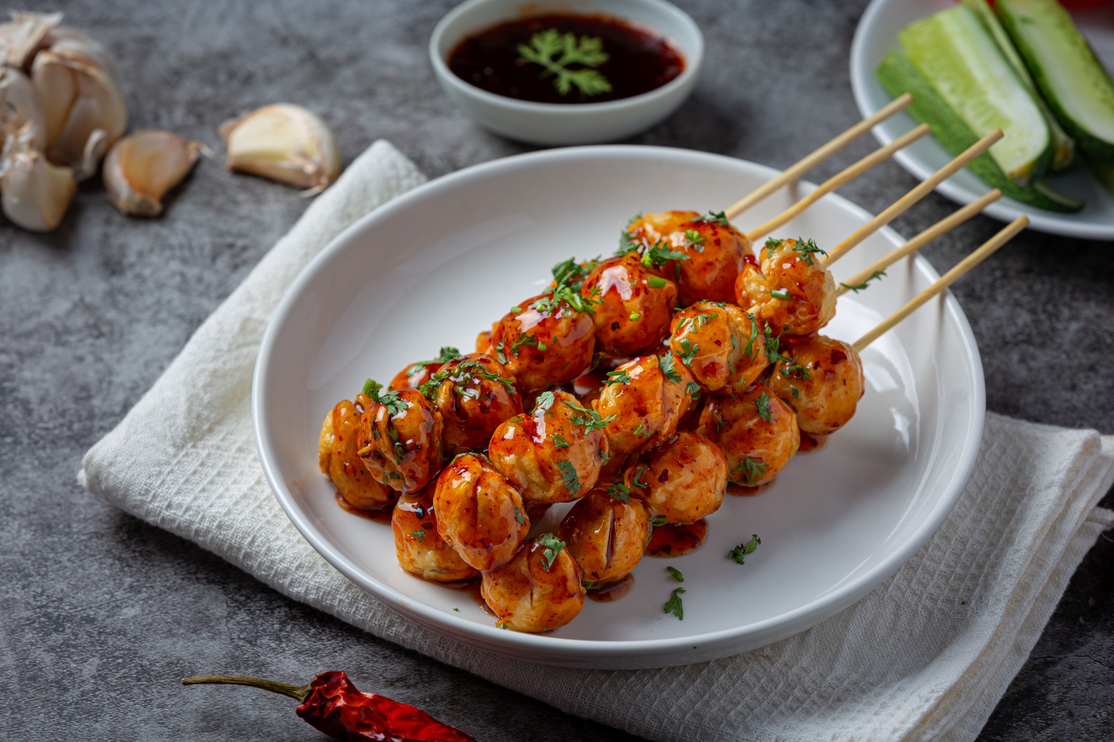 LEZAT: Pentol bakar yang menggugah selera makan, apalagi dicocol dengan sambal yang pedas.