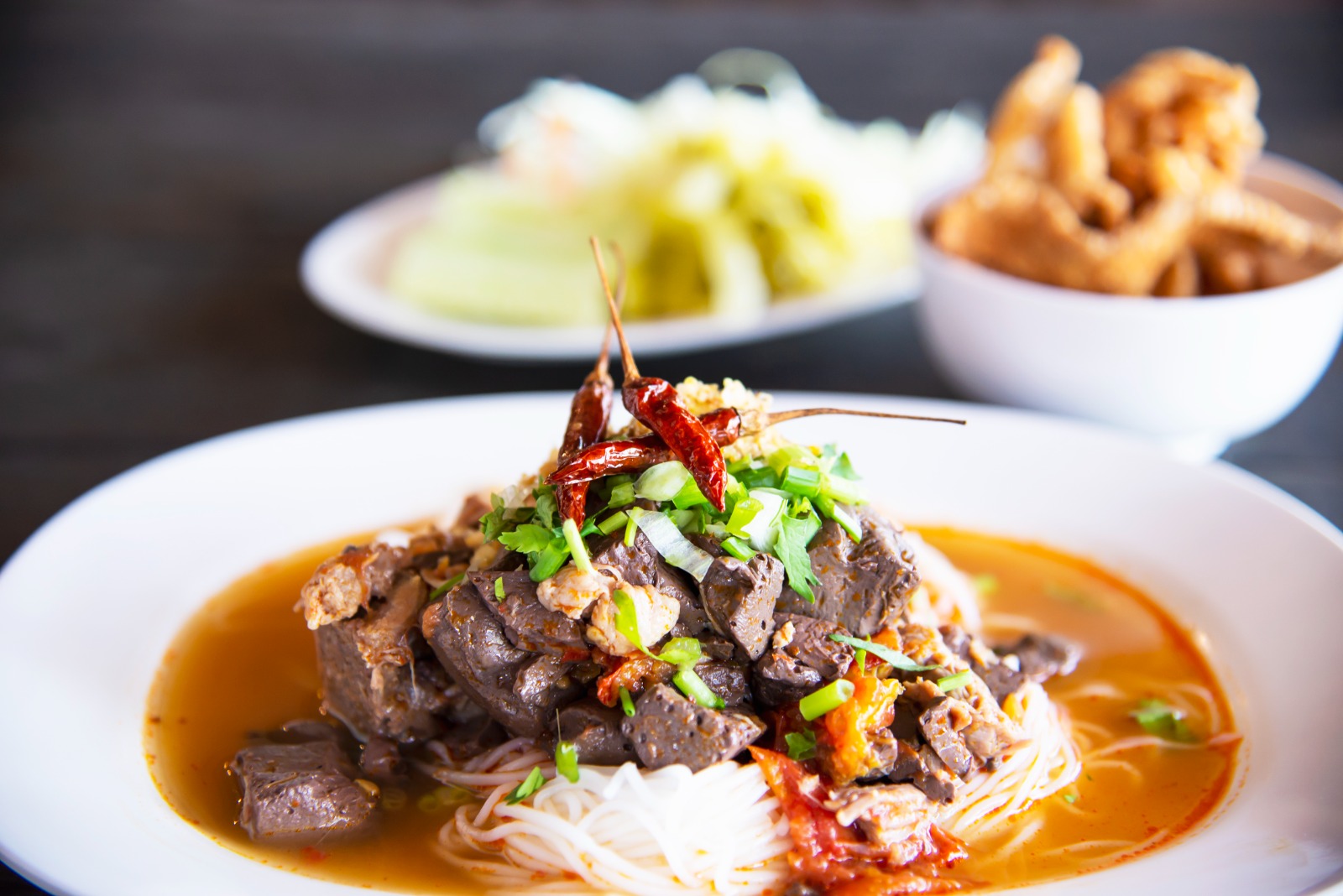 SEGAR: Menyantap nikmatnya rawon dengan daging yang khas dan empuk.