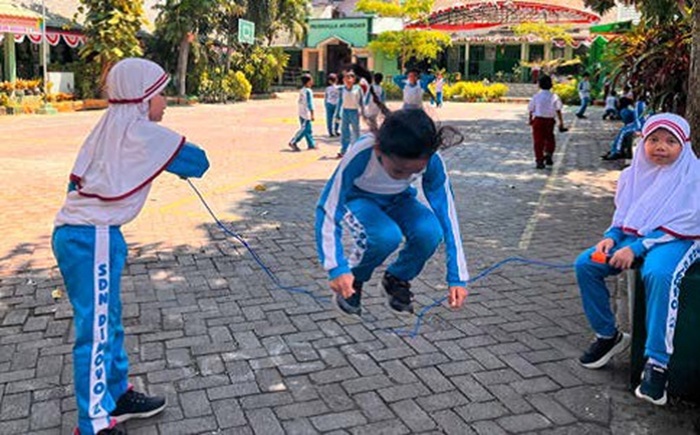TUNGGU KABAR: Pelajar di SD Dinoyo 2 memanfaatkan waktu istirahat, kemarin. Sekolah itu jadi salah satu yang belum menerima pencairan BOSP tahap dua.