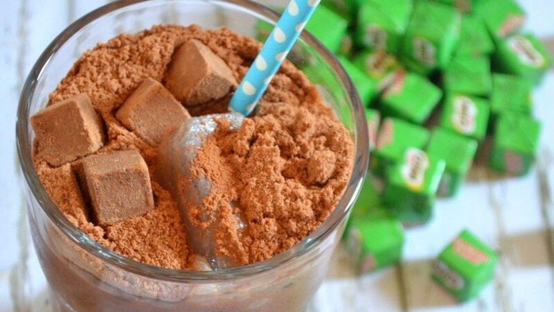 NYOKLAT: Milo yang diseduh lalu diberi bubuk diatasnya