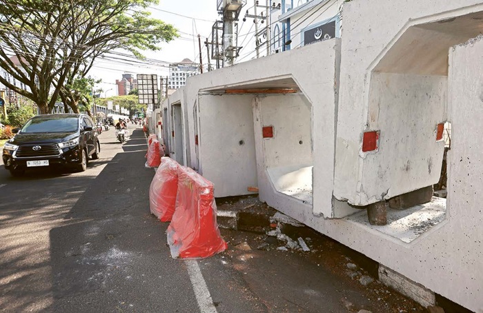 SIAP ACTION: Material box culvert untuk proyek drainase di Jalan Soekarno-Hatta (Soehat) sudah disiapkan. Proyek itu didanai lewat APBD Provinsi Jatim.